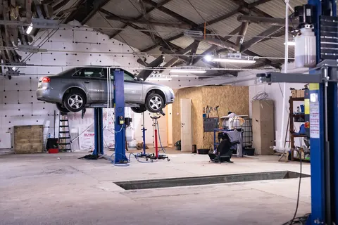 Audi ridicat pe elevator