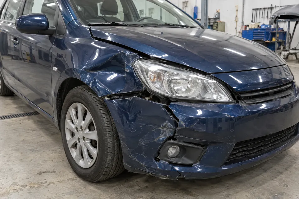 Înainte: aripă îndoită și bară fisurată după impact